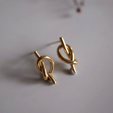 鈦鋼金色極簡扭結耳環