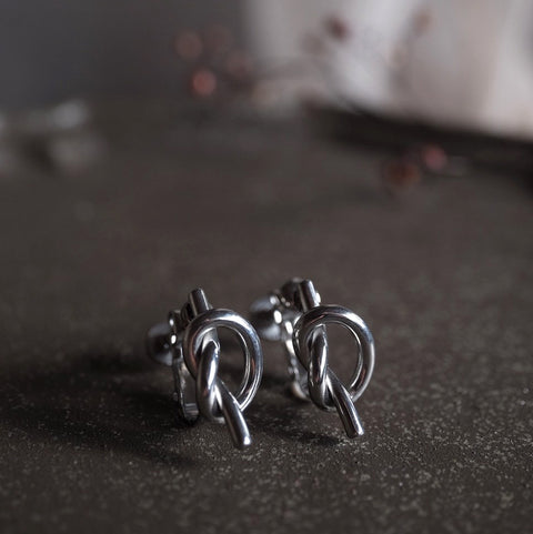 鈦鋼銀色極簡扭結耳環