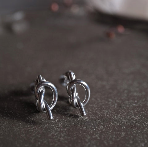 鈦鋼銀色極簡扭結耳環