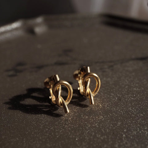 鈦鋼金色極簡扭結耳環