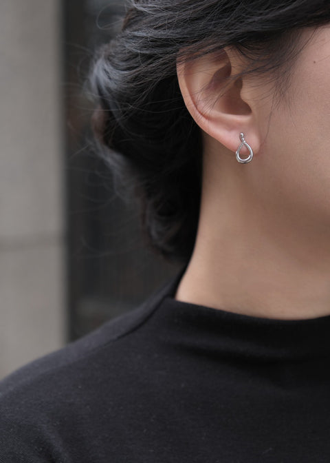 銀色卡爾優雅弧線耳環