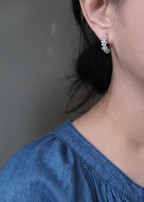 藍色珍珠小花弧形耳環