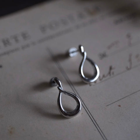 銀色卡爾優雅弧線耳環