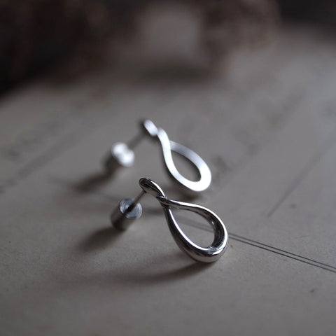 銀色卡爾優雅弧線耳環