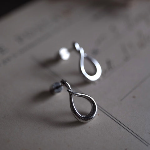 銀色卡爾優雅弧線耳環