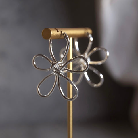 扭結線條銀花耳環