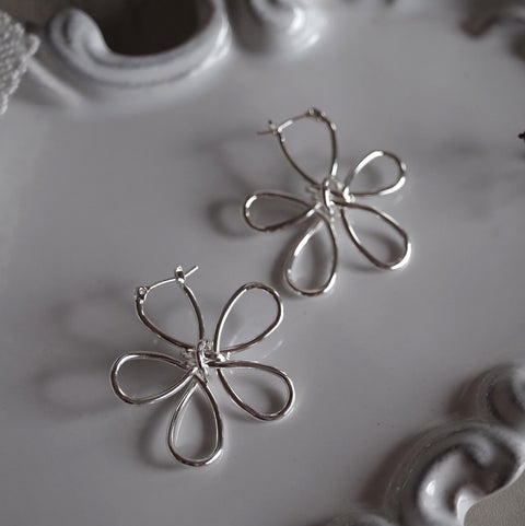 扭結線條銀花耳環｜銅鍍白金