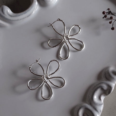 扭結線條銀花耳環