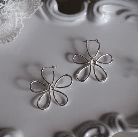 扭結線條銀花耳環｜銅鍍白金