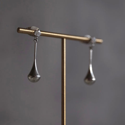 精緻小鑽銀色水滴耳環